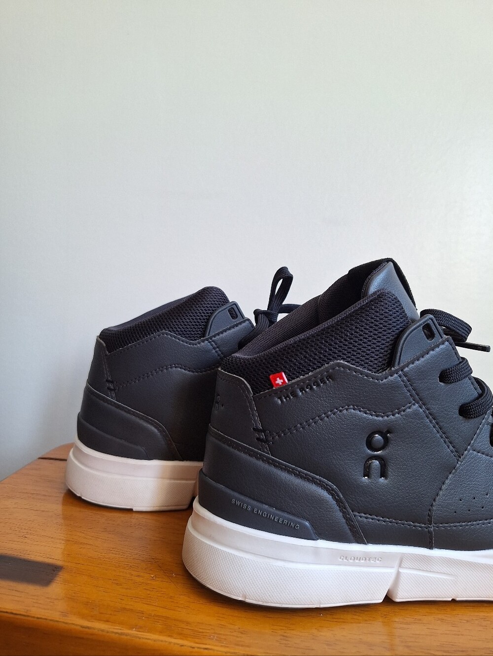 On The Roger Clubhouse Mid Women's Black And White Size 9.5 - Picture 7 of 14